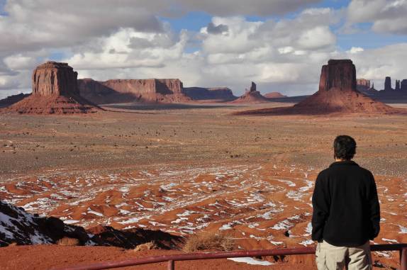 Admirando a beleza cênica do Monument Valley, no Arizona, nos Estados Unidos